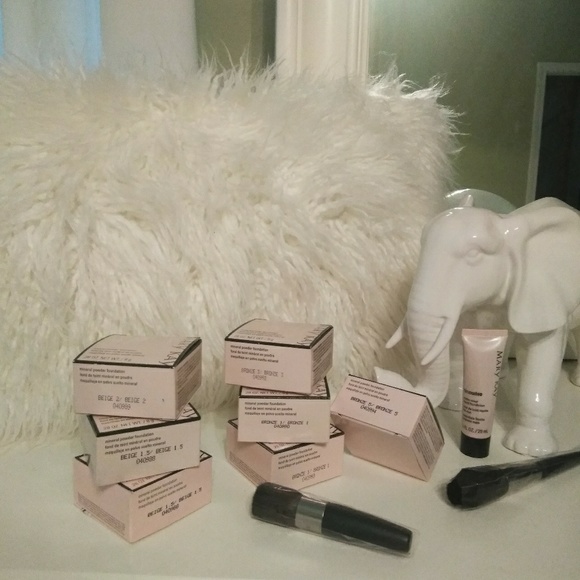 Mary Kay Mineral Powder Foundation - Picture 2 of 2